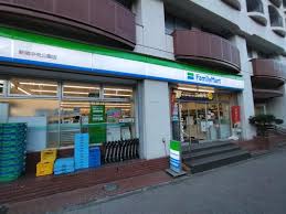 コンビニ　ファミリーマート新宿中央公園店（コンビニ）まで134m