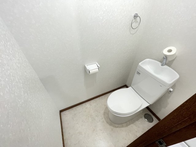 トイレ　トイレには快適な温水洗浄便座付です