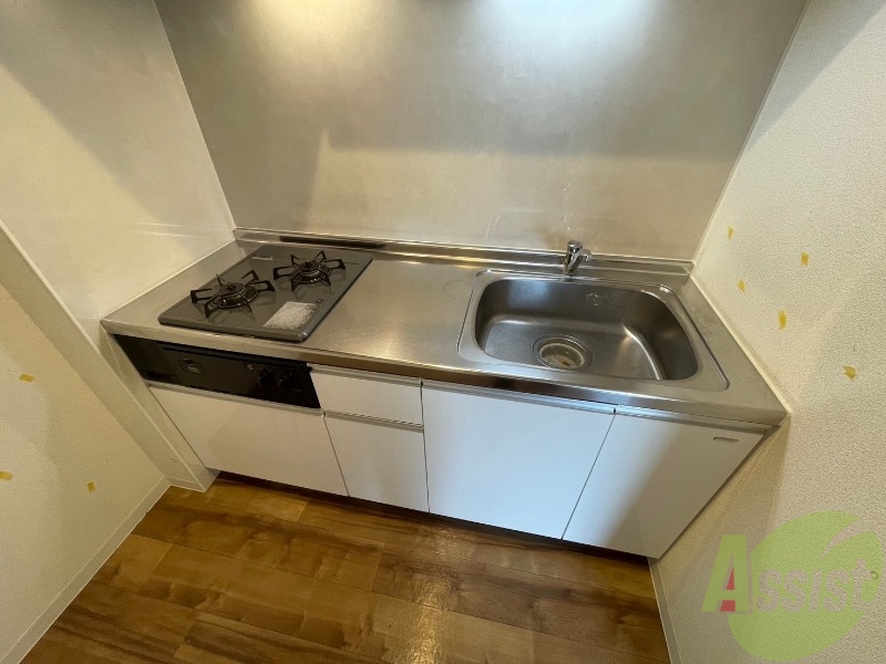 キッチン　キッチンのすぐ横に冷蔵庫が置けるようになっています。