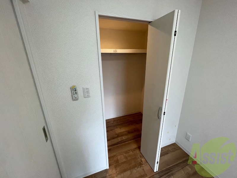 収納　クローゼットを開けてみました。奥行きがありますね。