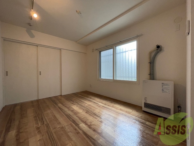 居室・リビング　白さが清潔感を出してくれます。お部屋も明るいですね。