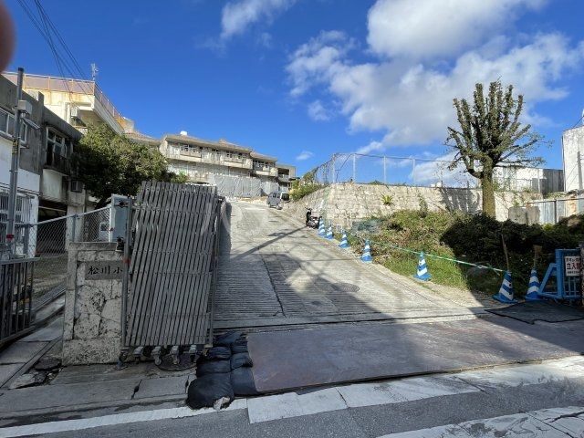 小学校　那覇市立松川小学校（小学校）まで343m