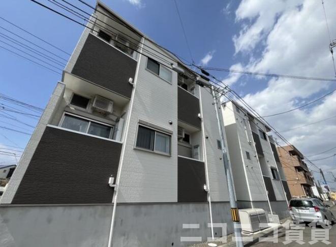 建物外観　1階でも地上から高く、目線も気になりません。