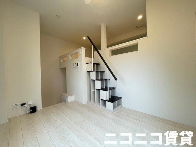 居室・リビング　目線の高さの広いロフト付き　※モデルルーム