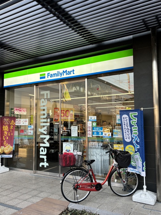 コンビニ　ファミリーマート（コンビニ）まで400m