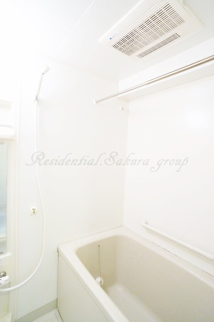 バス・シャワールーム　雨の日でも安心の浴室乾燥機付きです♪