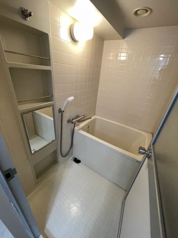 バス・シャワールーム　写真は6-Cのお部屋です。(反転タイプ) ※相違する場合は現