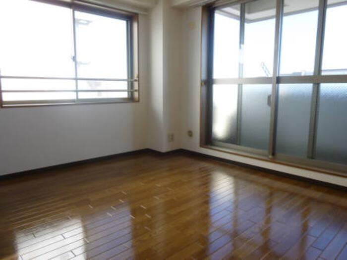 居室・リビング　参考写真（同物件別部屋）