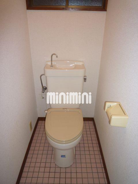 トイレ　タイル仕様でかわいいですよ。