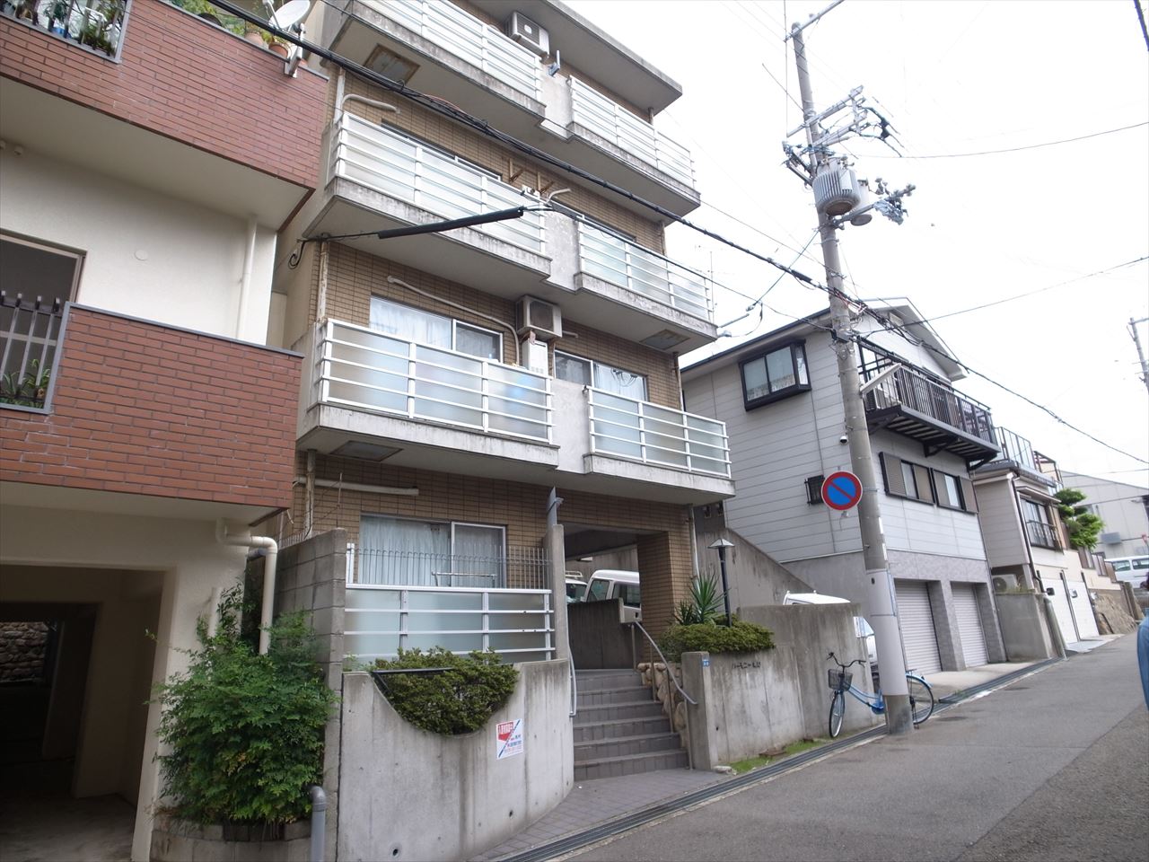 建物外観　オートロック完備。システムキッチン。