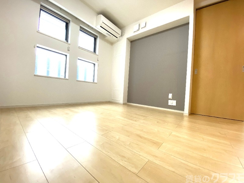 居室・リビング　窓からの光がいい感じです。