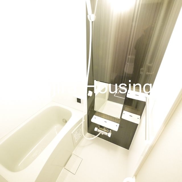 バス・シャワールーム　バス・トイレ別なので湯船にゆっくり浸かれます♪