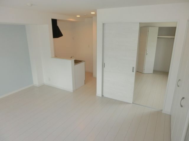 その他部屋・スペース　バルコニー側からのリビングです