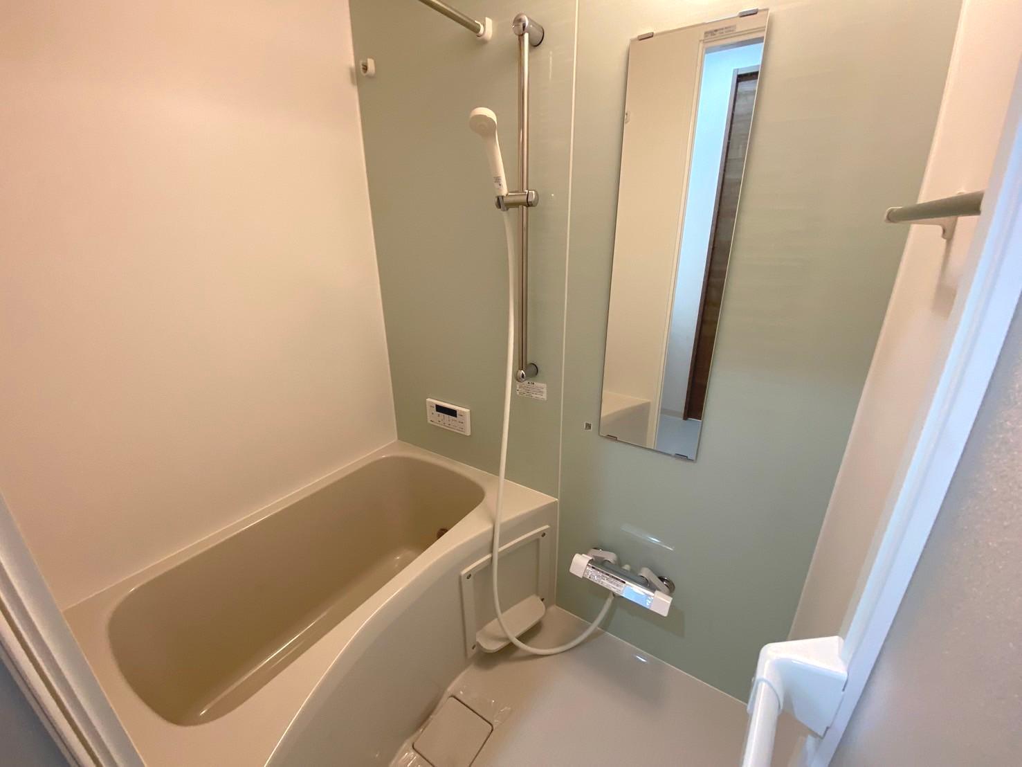 バス・シャワールーム　追焚・浴室乾燥機付きのお風呂です