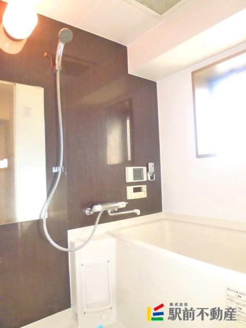 バス・シャワールーム　窓、鏡付きのお風呂＾＾