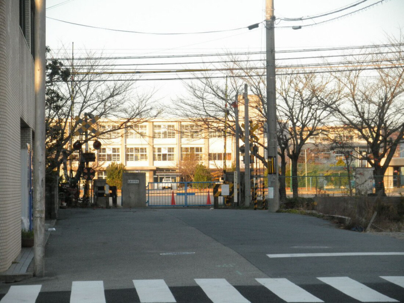 中学校　三木中学校（中学校）まで894m