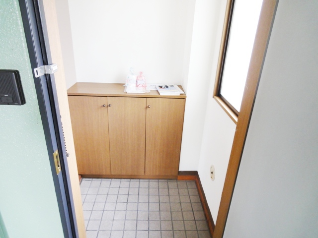 玄関　写真は別号室のものです。