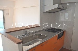 キッチン　3口コンロ付きのガスキッチンです。