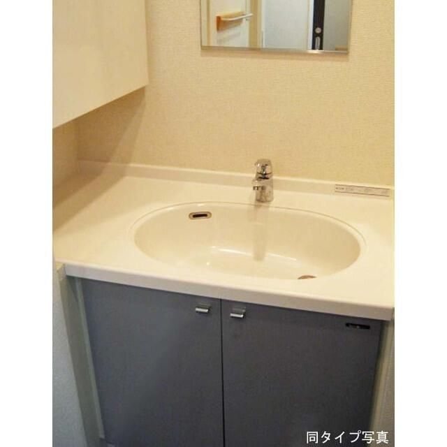 洗面設備　明るい洗面所です