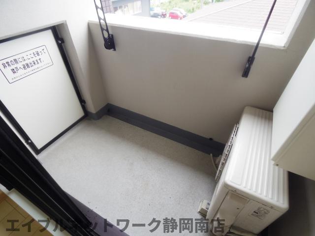バルコニー　暖かな日差しのふりそそぐバルコニー