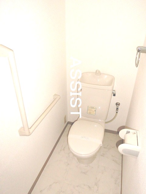 トイレ　写真：設備同仕様の別物件です