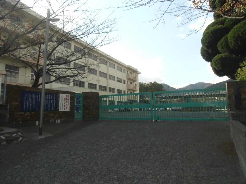 中学校　【北九州市立松ケ江中学校】（中学校）まで804m