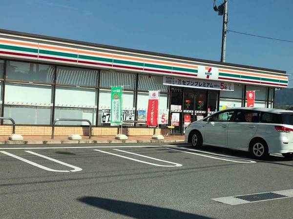 コンビニ　セブンイレブン稲築店（コンビニ）まで1057m