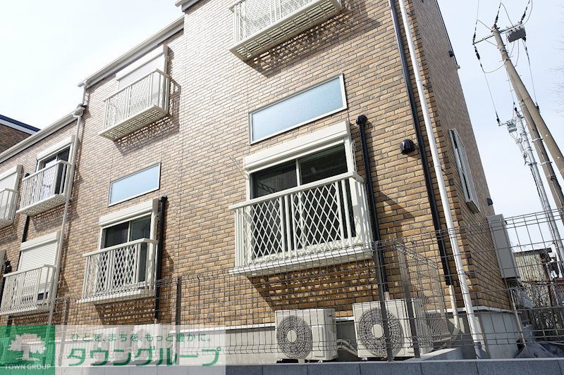 建物外観　白が基調の明るい室内は、梁（はり）がアクセントでお洒落です♪