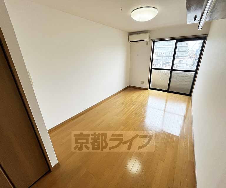 居室・リビング　落ち着いた雰囲気のお部屋です