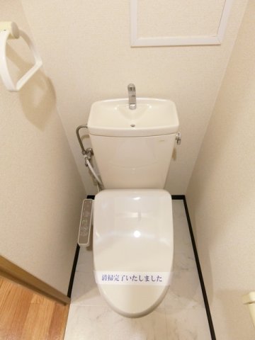 トイレ　トイレは温水洗浄便座付き♪人気のバストイレ別です♪横にはタオ