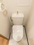 トイレ　トイレは温水洗浄便座付き♪人気のバストイレ別です♪横にはタオ