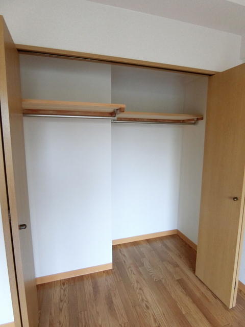 収納　洋室6帖のお部屋にあるクローゼットです♪かさばりやすいコート