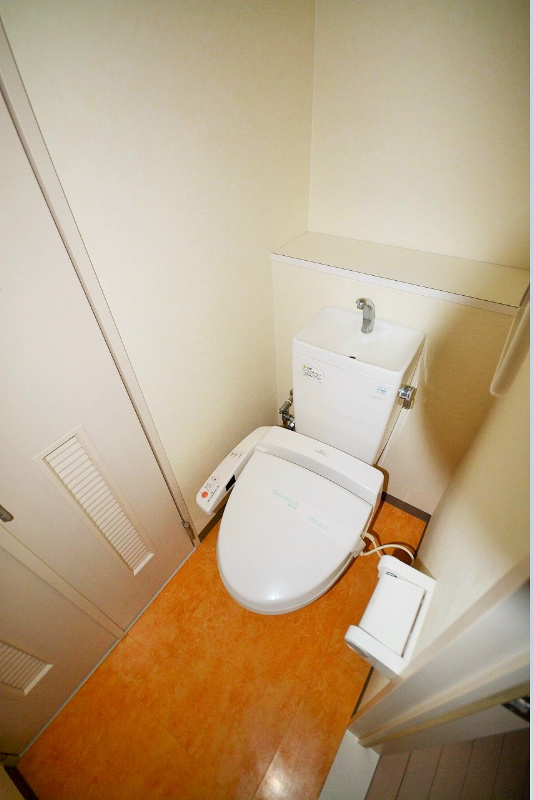 トイレ　同じ物件の別号室の写真です。ご参考下さい。
