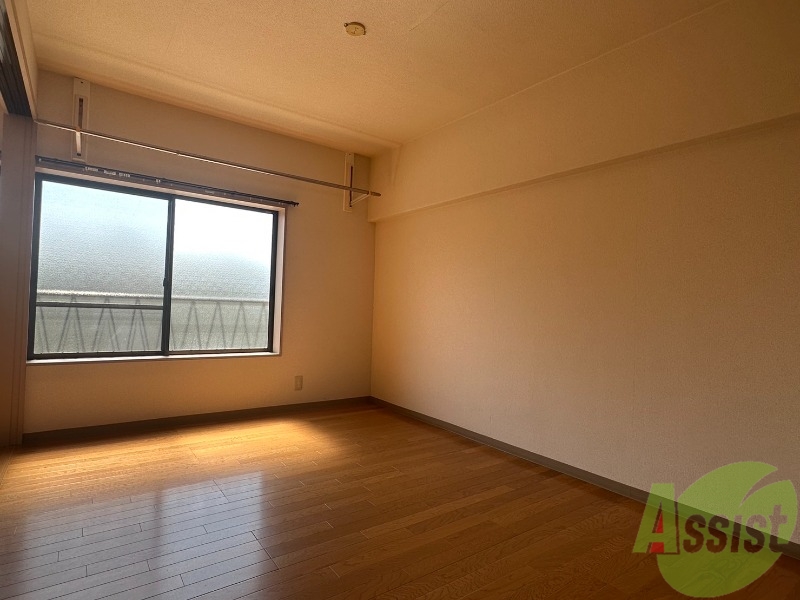居室・リビング　南向きのお部屋で日がたくさん差して明るいですね。