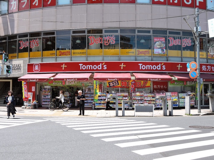 飲食店　デニーズ・ドラックストアー（飲食店）まで405m