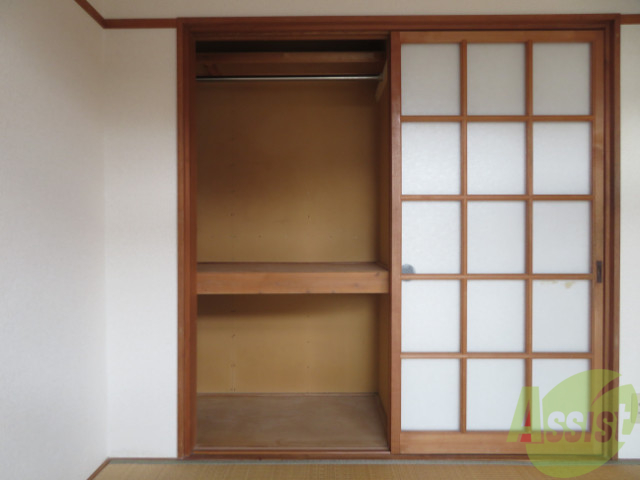 収納　お洋服をハンガーを吊るしたまま収納できる押入なります。