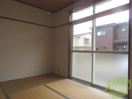 その他部屋・スペース　畳の和室になります。陽当たりも良く住みやすそうですね。