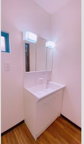 洗面設備　※写真は同じマンションの違う部屋のものになります。