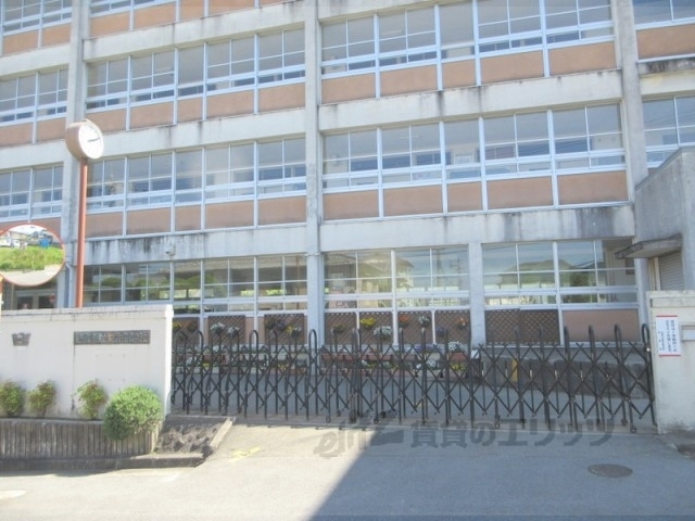 中学校　生駒市立生駒南中学校（中学校）まで900m