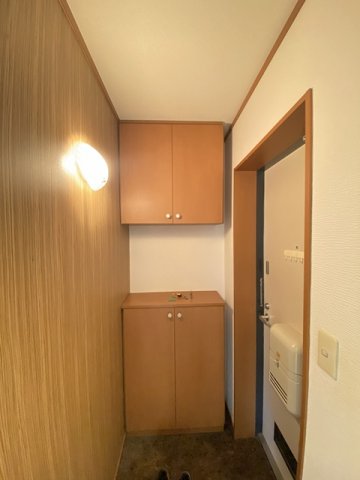 玄関　玄関には上下タイプのシューズボックス付き！間のスペースは飾り