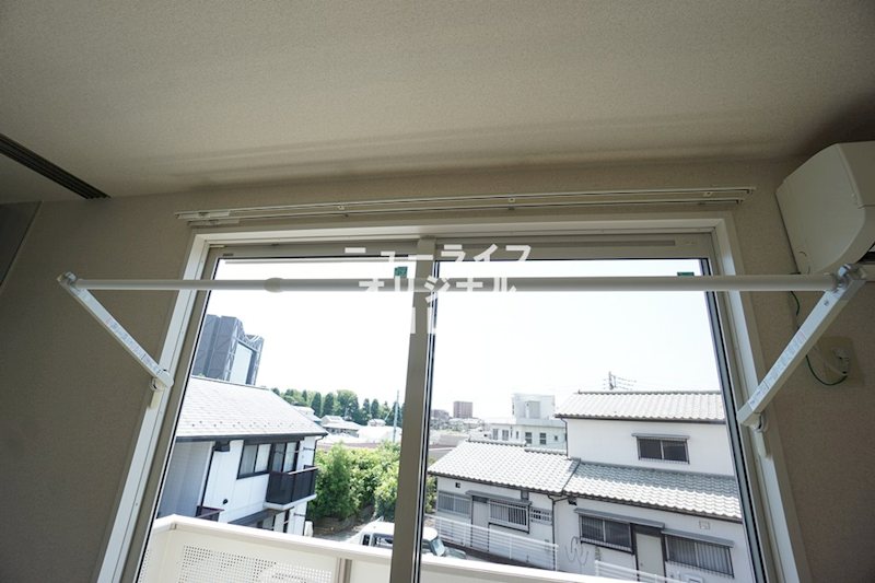 その他設備　キッチン廻りを隠せる間仕切り付きです☆