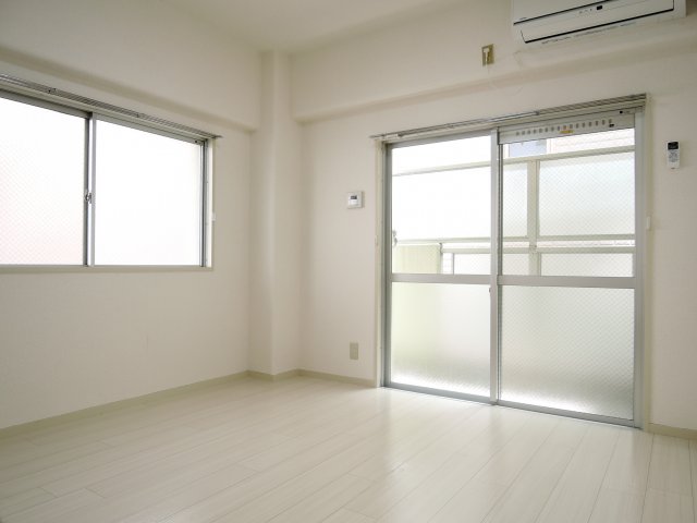 居室・リビング　同マンション別部屋