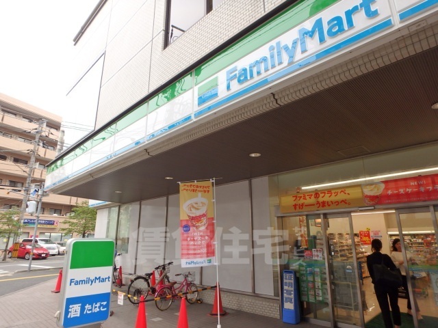 コンビニ　ファミリーマート　光町一丁目（コンビニ）まで305m