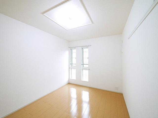 その他部屋・スペース　開放的な寝室です