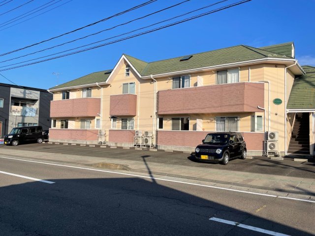 建物外観　駐車場広々として駐車しやすいです。自動販売機も有ります