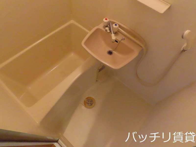 洗面設備　別号室タイプの為、現状を優先致します。