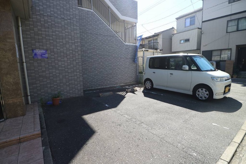 エントランス　敷地内駐車場空きございます
