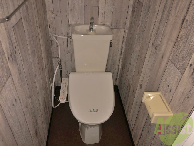 トイレ　ウォシュレット機能がついたトイレです。安心して使用できます。