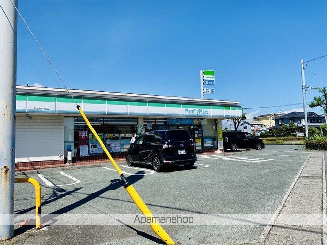 コンビニ　ファミリーマート（コンビニ）まで687m
