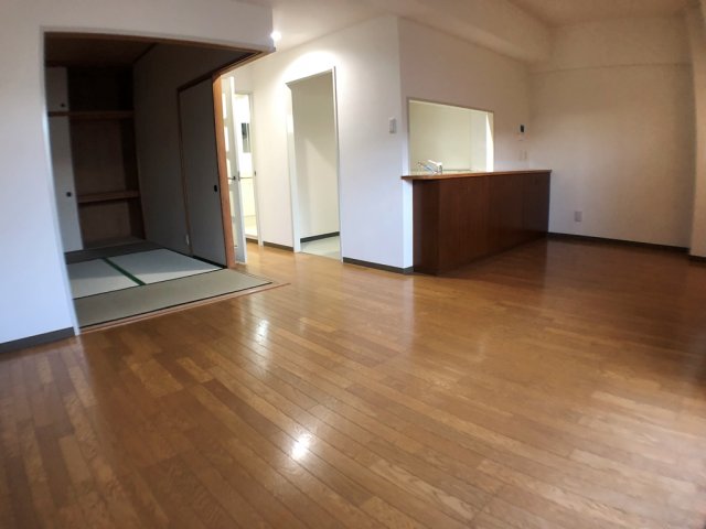 居室・リビング　床色が落ち着いた色合いで綺麗です♪